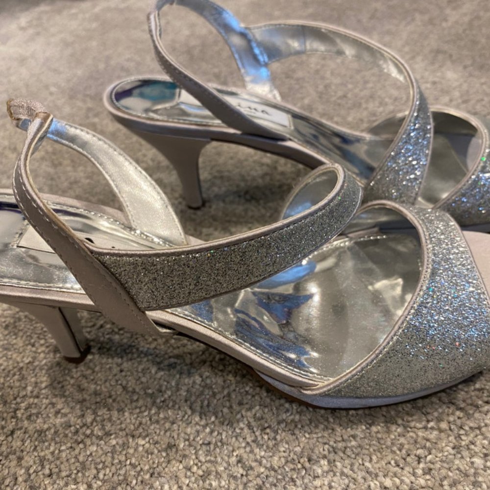 Silver Heel - Picture 2 of 3